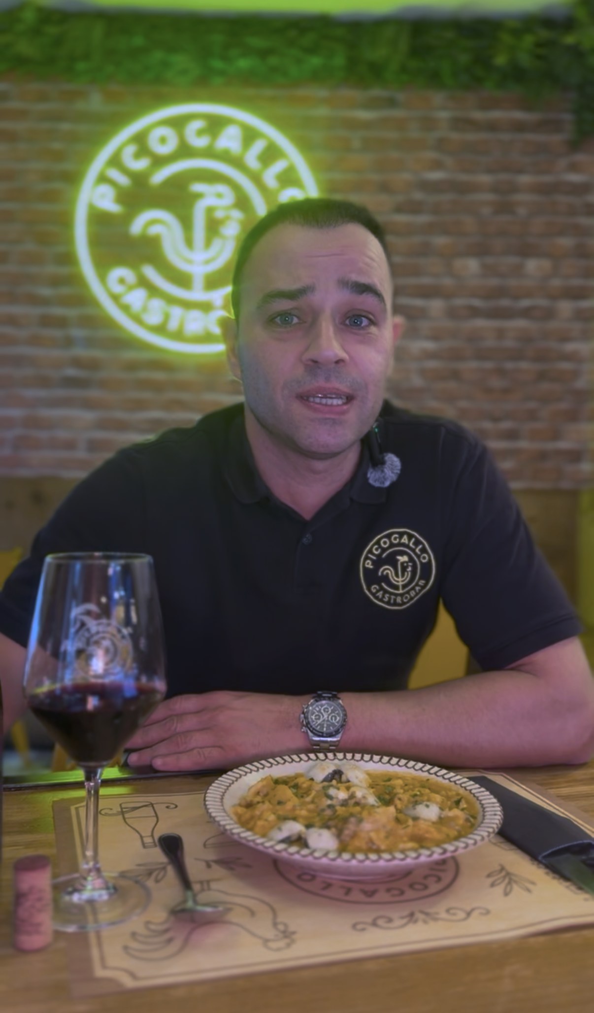 Jordi, de PICOGALLO, presenta un plato de patatas a la importancia con una copa de vino